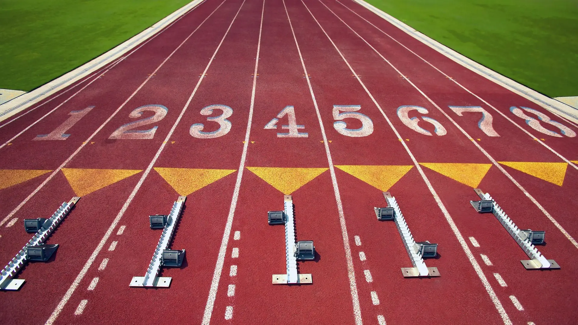 荷兰男足在预选赛中被西班牙淘汰，荷兰男足近期战绩